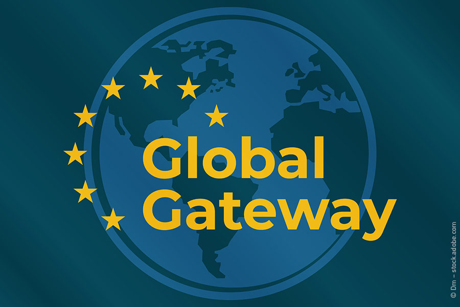 Das Bild zeigt das Global Gateway-Logo. Ein Kreis aus gelben Sternen umgibt den Planeten Erde. Daneben steht der Schriftzug Global Gateway.
