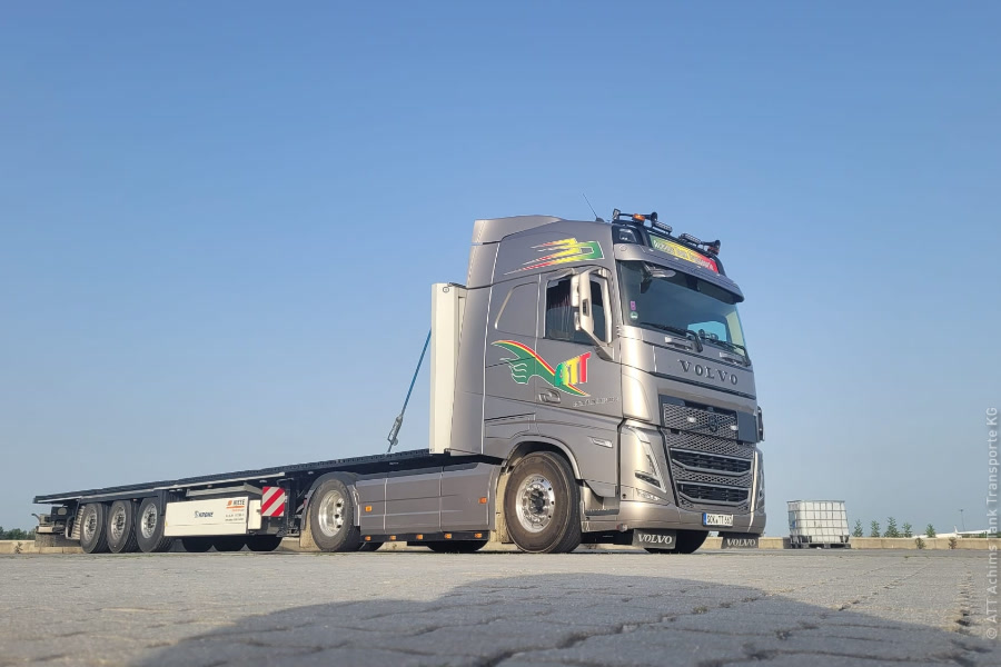 Volvo Sattelzug mit Flachbett-Trailer bei ATT Achims Tank Transporte KG im Einsatz