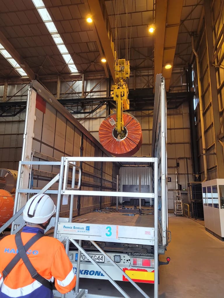 Jarych International Transport - coilmulda na załadunku