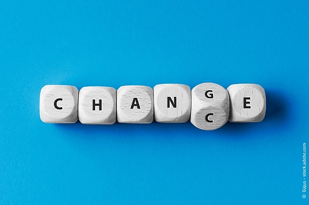 sechs-weiße-würfel-liegen-auf-blauem-untergrund-sie-zeigen-keine-augen-sondern-buchstaben-die-die-worte-change-und-chance-bilden-