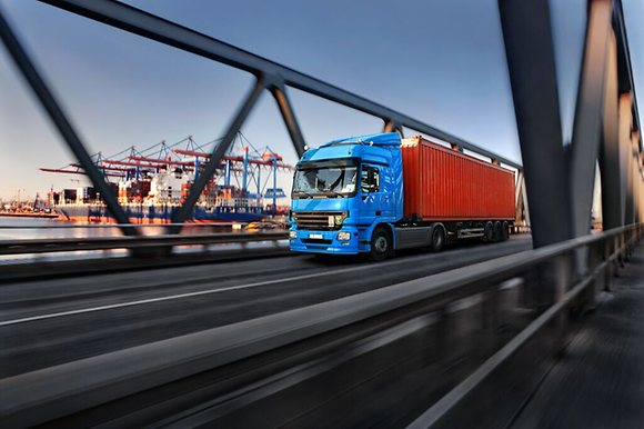 LKW mit Container im Hamburger Hafen LKW mit Container im Hamburger Hafen